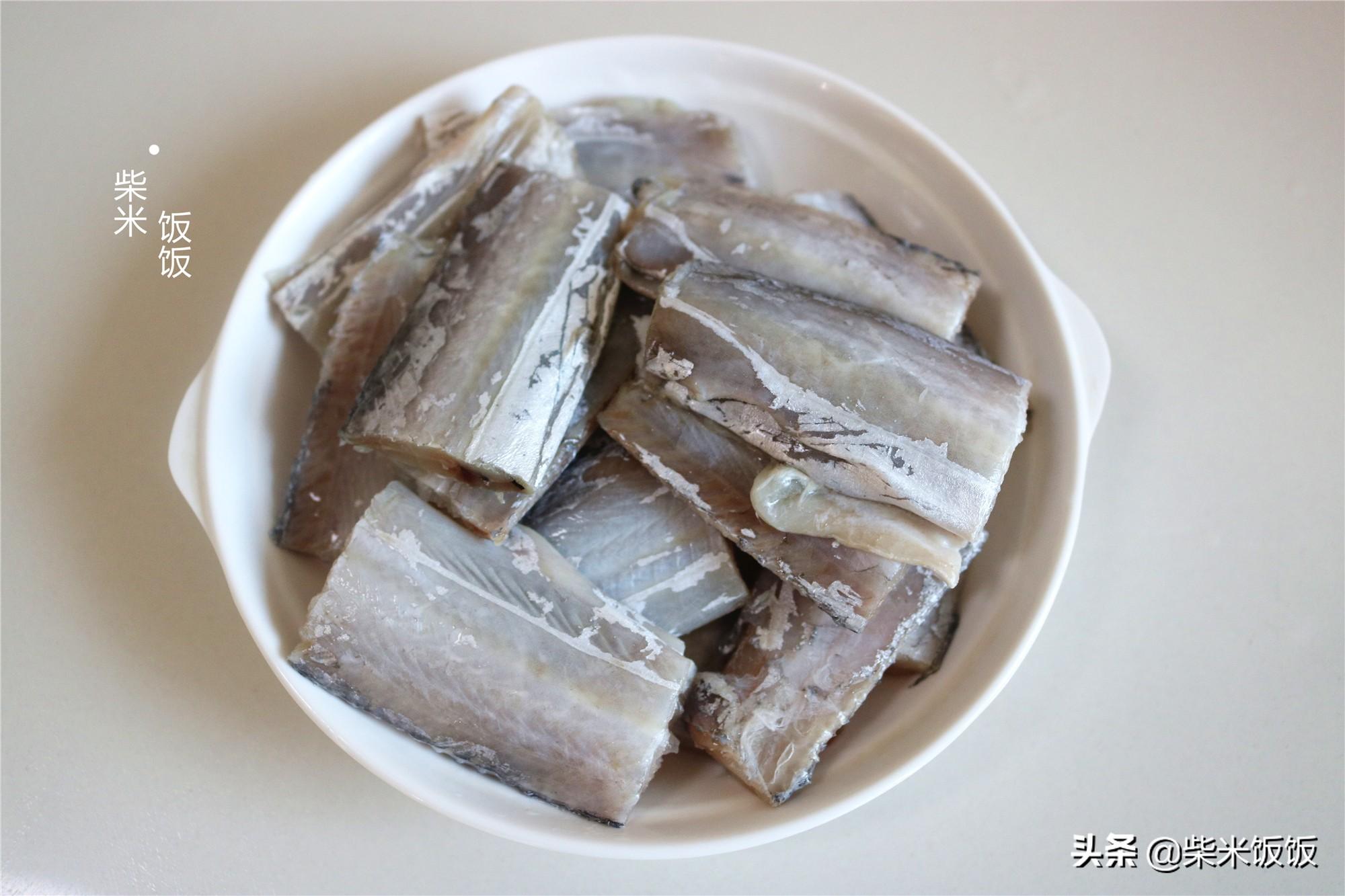干炸带鱼家常做法，只需简单调味料，香酥鲜嫩，好吃无腥味 第5张
