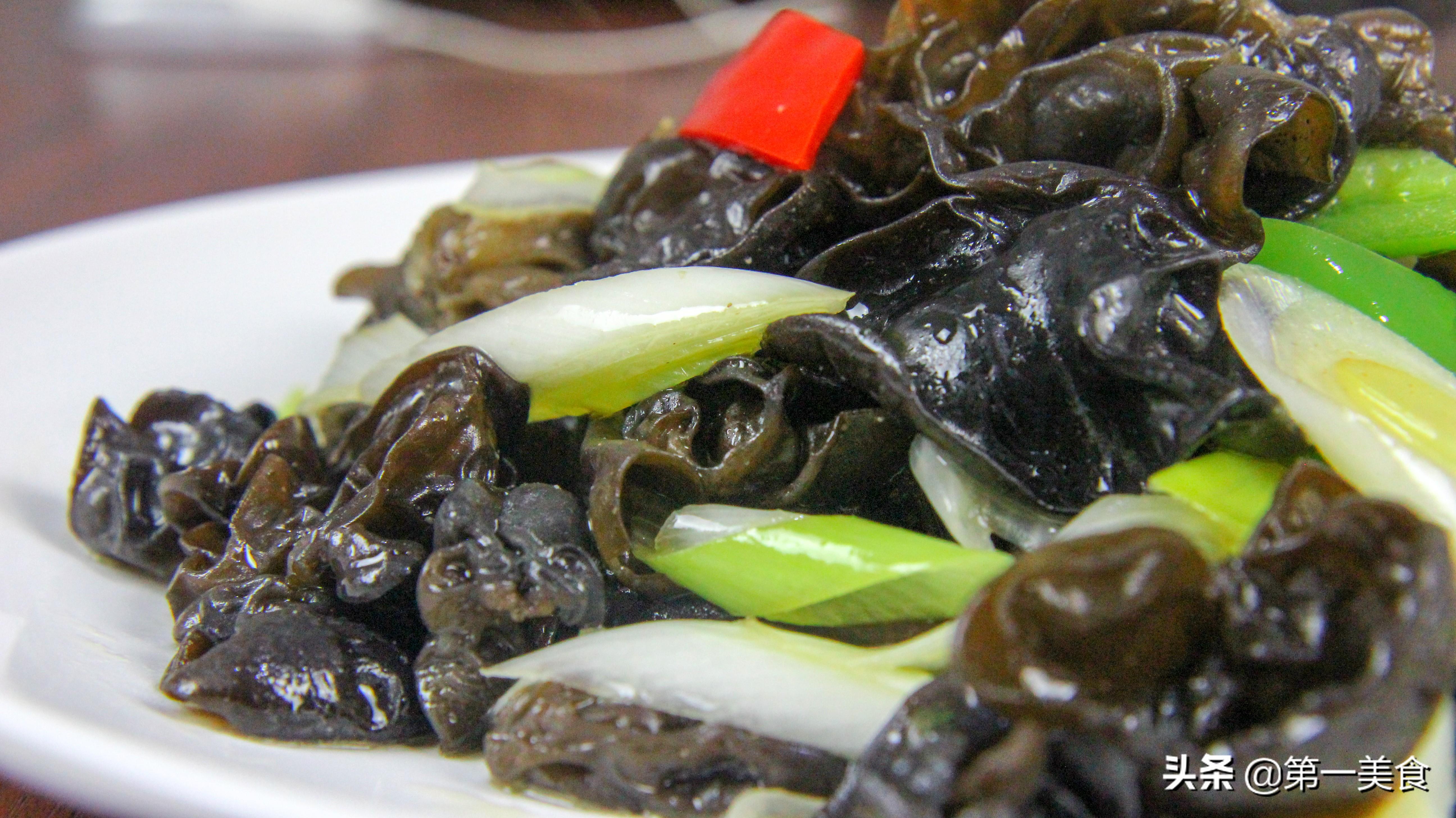 葱爆黑木耳这样做，和凉拌菜一样清淡，口味香脆，香味扑鼻 第1张
