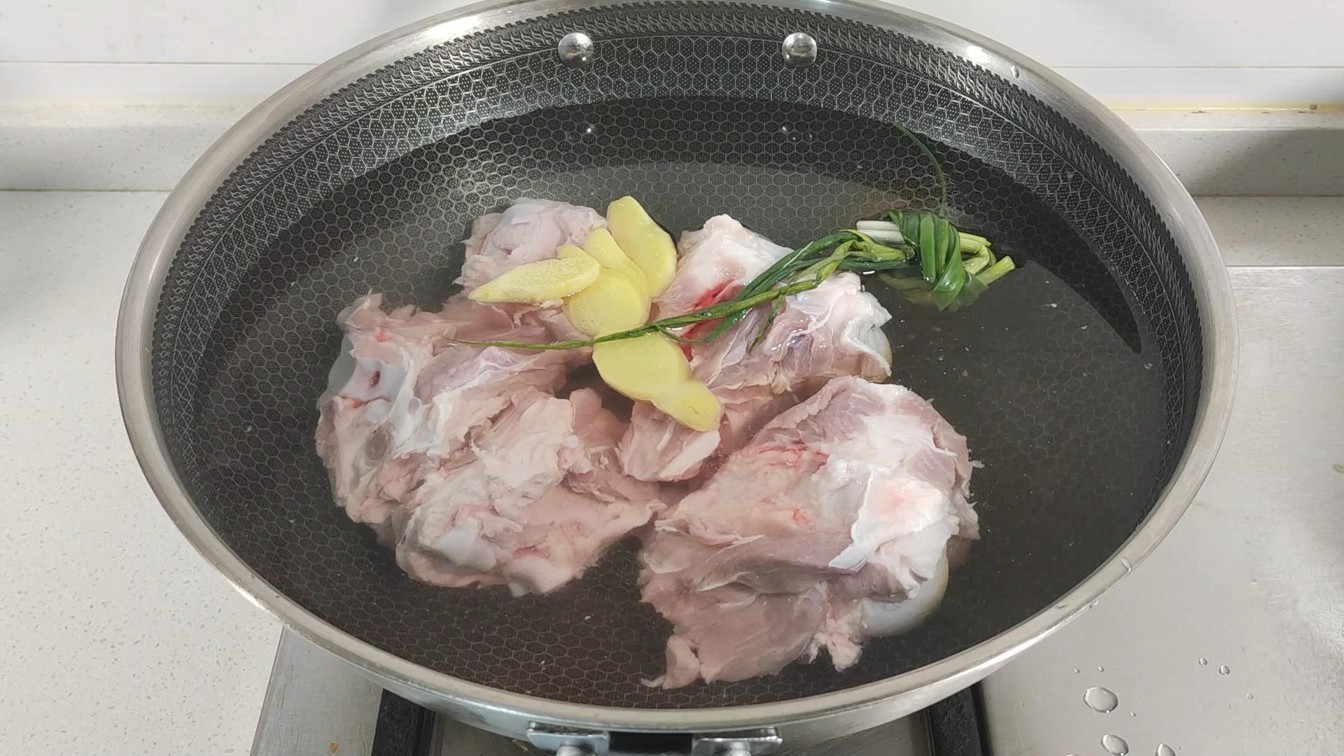 炖大骨头汤，牢记3放3不放的诀窍，汤色奶白像牛奶，味美甘甜好喝 第9张