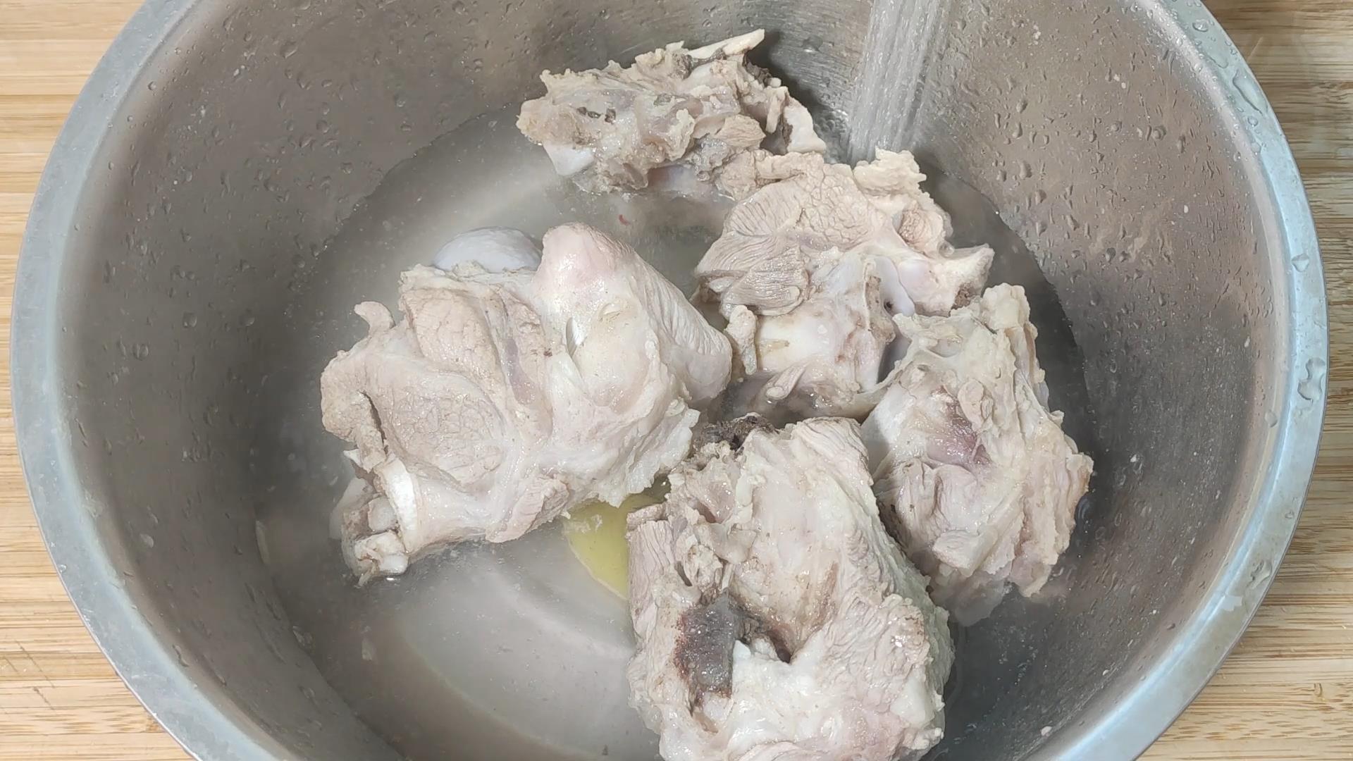 炖大骨头汤，牢记3放3不放的诀窍，汤色奶白像牛奶，味美甘甜好喝 第11张