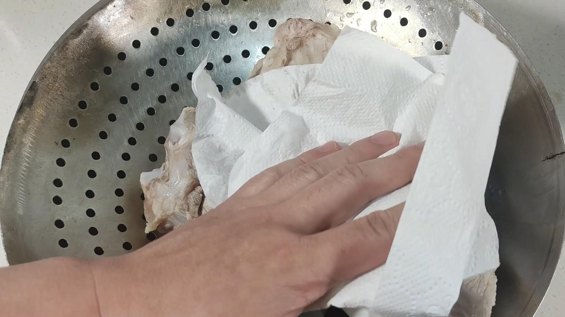 炖大骨头汤，牢记3放3不放的诀窍，汤色奶白像牛奶，味美甘甜好喝 第13张