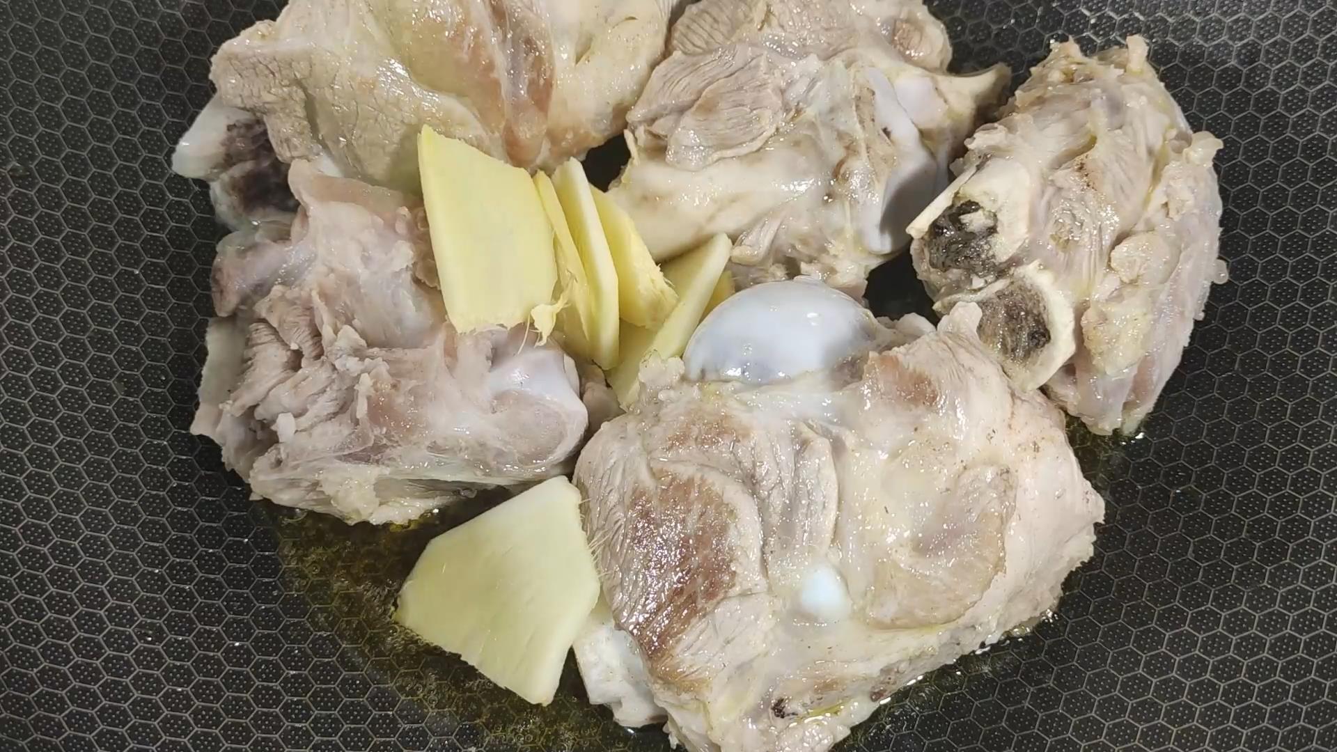 炖大骨头汤，牢记3放3不放的诀窍，汤色奶白像牛奶，味美甘甜好喝 第15张