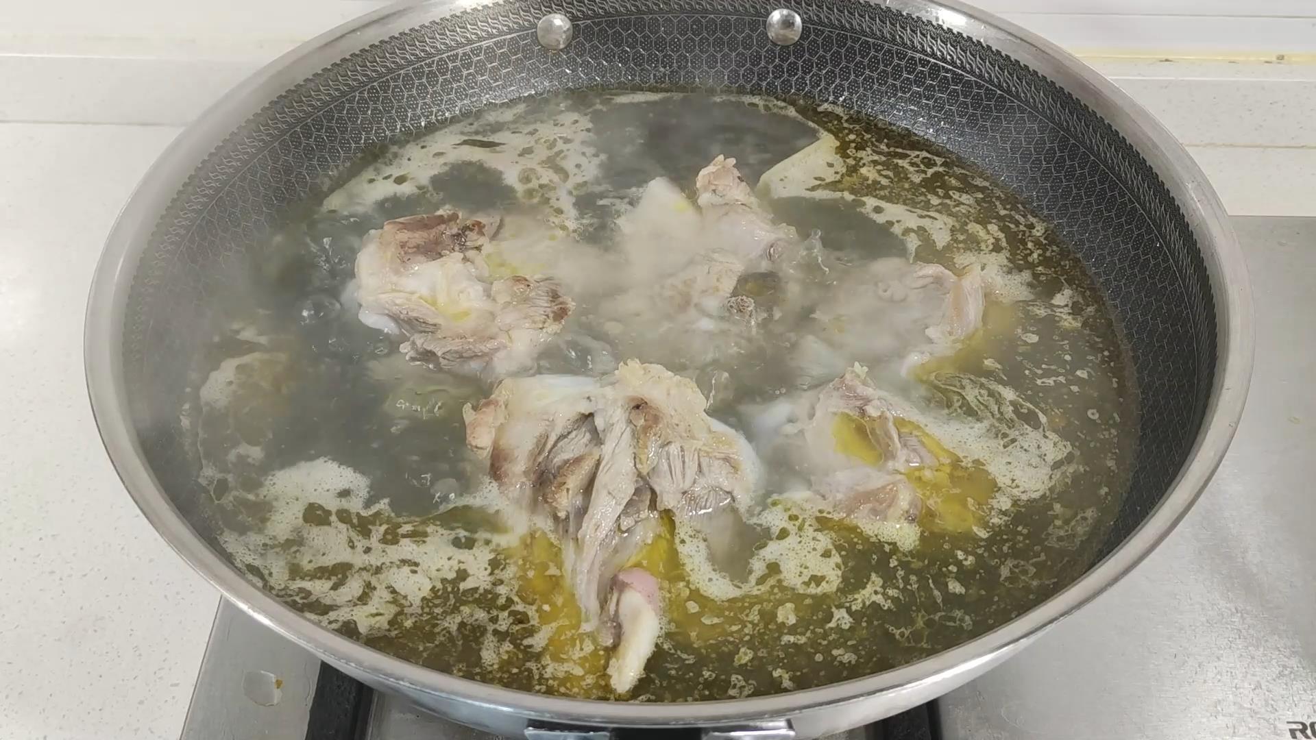 炖大骨头汤，牢记3放3不放的诀窍，汤色奶白像牛奶，味美甘甜好喝 第17张