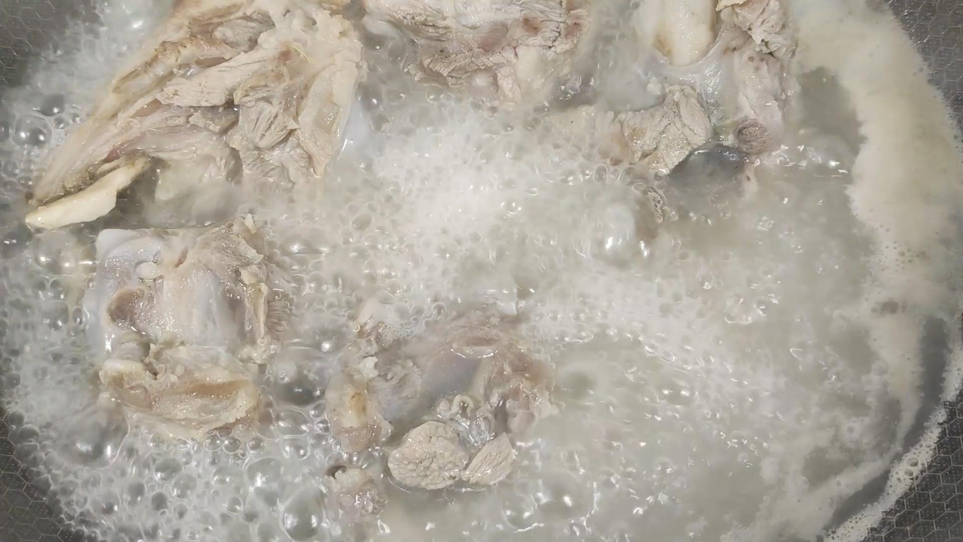 炖大骨头汤，牢记3放3不放的诀窍，汤色奶白像牛奶，味美甘甜好喝 第19张