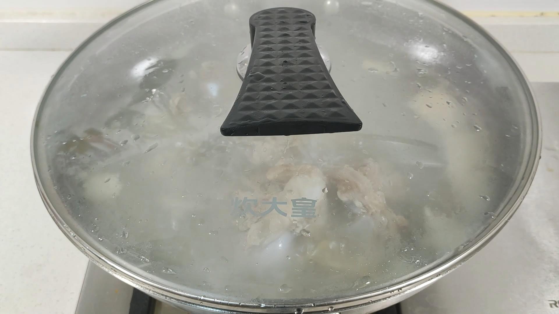 炖大骨头汤，牢记3放3不放的诀窍，汤色奶白像牛奶，味美甘甜好喝 第21张