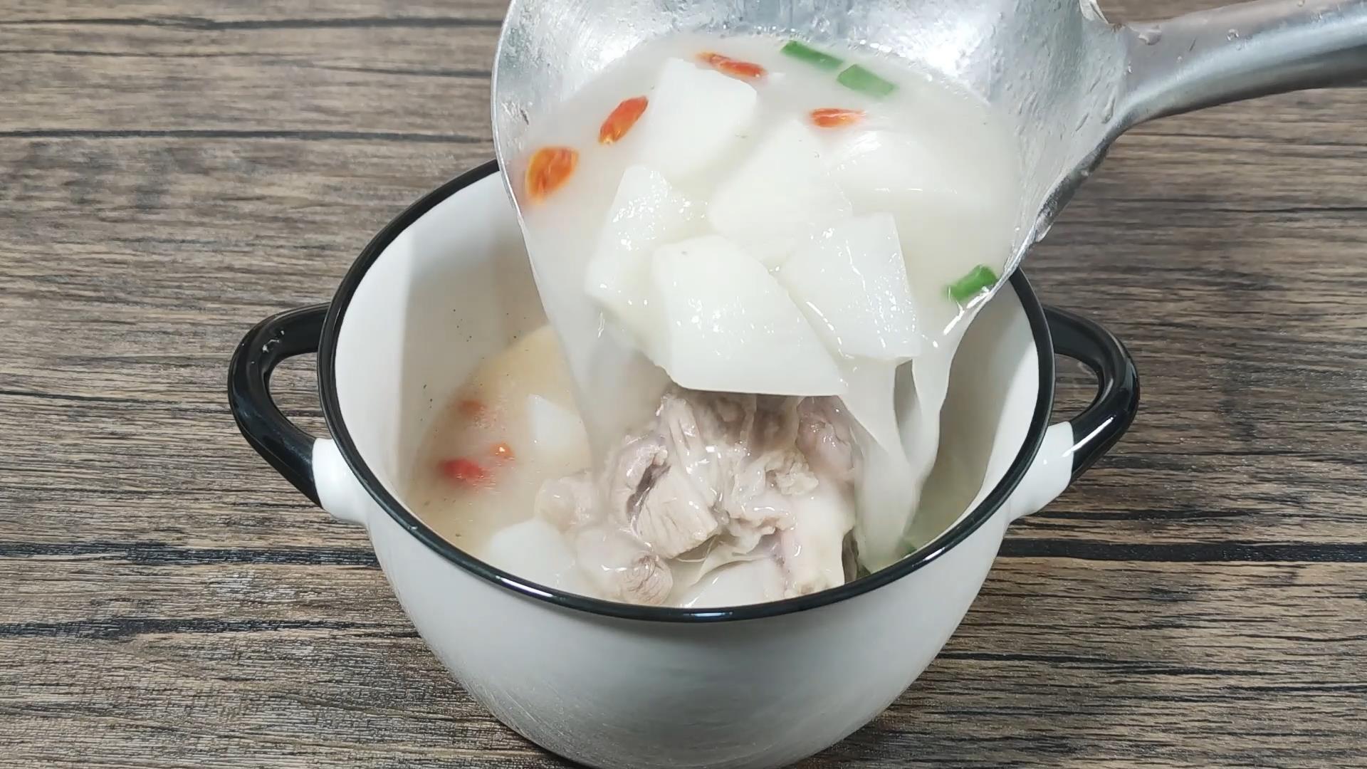 炖大骨头汤，牢记3放3不放的诀窍，汤色奶白像牛奶，味美甘甜好喝 第31张