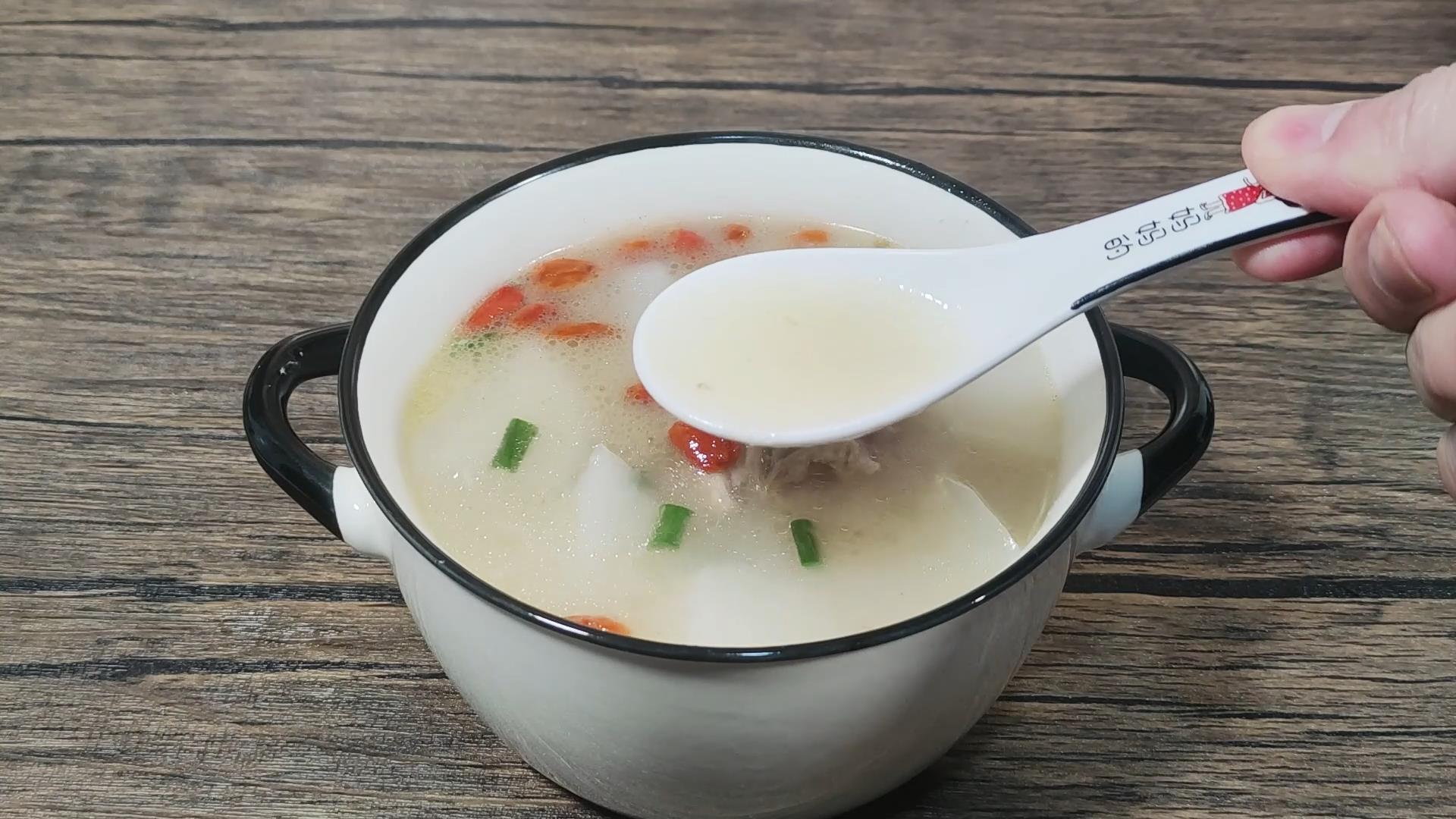 炖大骨头汤，牢记3放3不放的诀窍，汤色奶白像牛奶，味美甘甜好喝 第33张