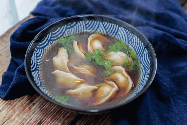 煮速冻饺子，冷水下锅还是开水下锅?很多人都错了，教你正确做法 第3张
