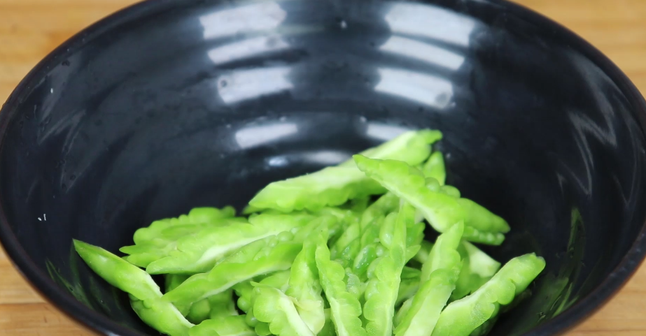 夏天苦瓜真当季，大厨教你这样做，吃起来一点都不苦，营养开胃 第5张