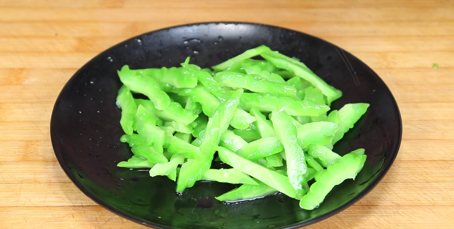 夏天苦瓜真当季，大厨教你这样做，吃起来一点都不苦，营养开胃 第7张