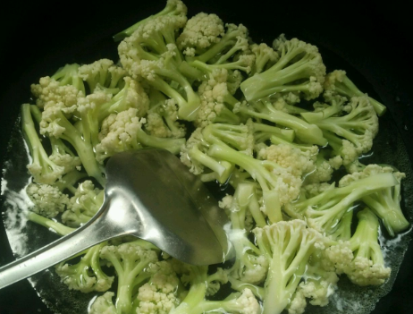 干煸菜花，有人焯水有人过油？大厨教我正确做法，脆嫩不吸油 第5张