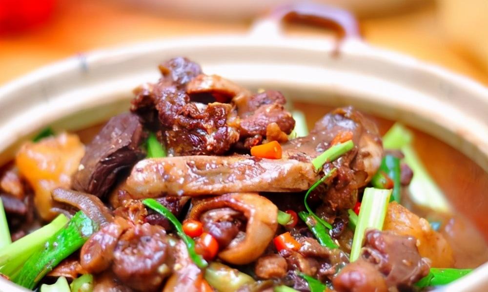 炖大鹅，怎样炖肉不腥不柴?教你这3招，鹅肉软烂入味，不柴不腥 第1张