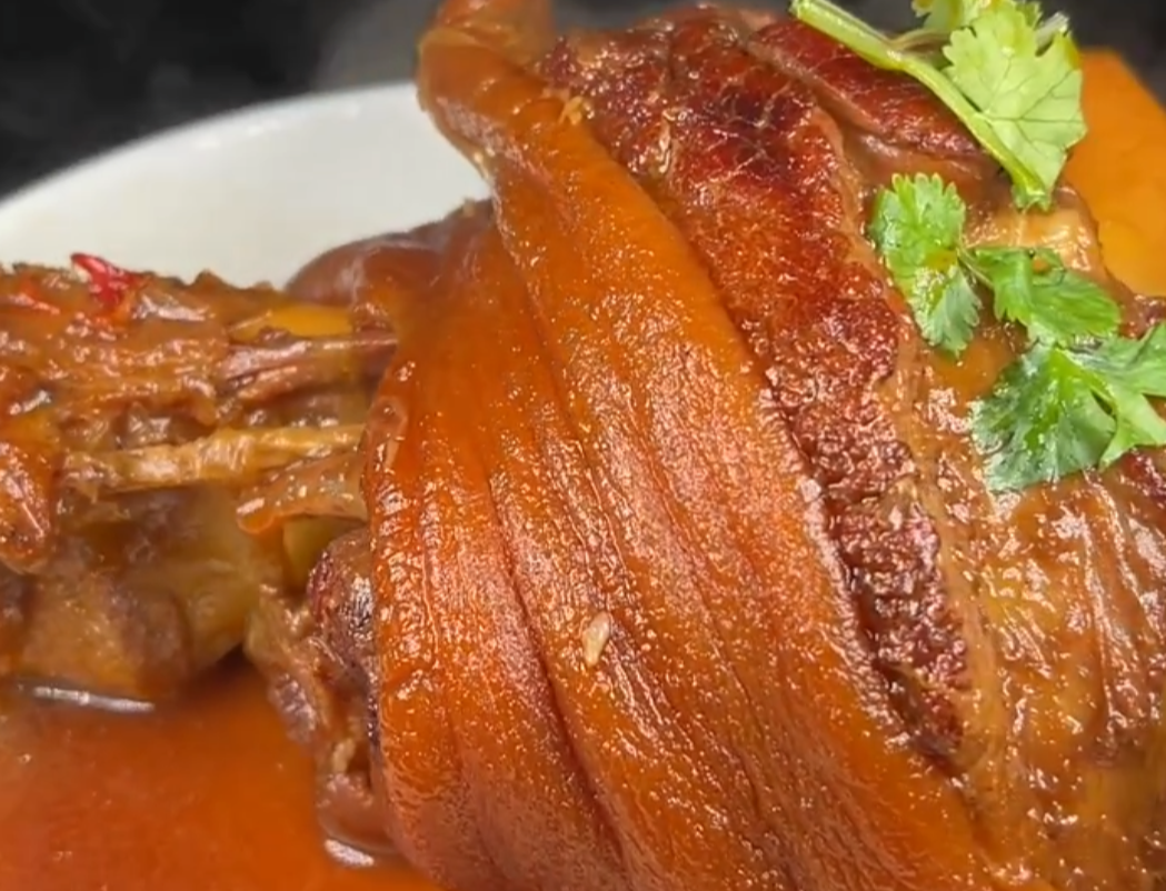 肘子的家常做法，颜色好看，皮酥肉烂，连骨头都入味 第1张