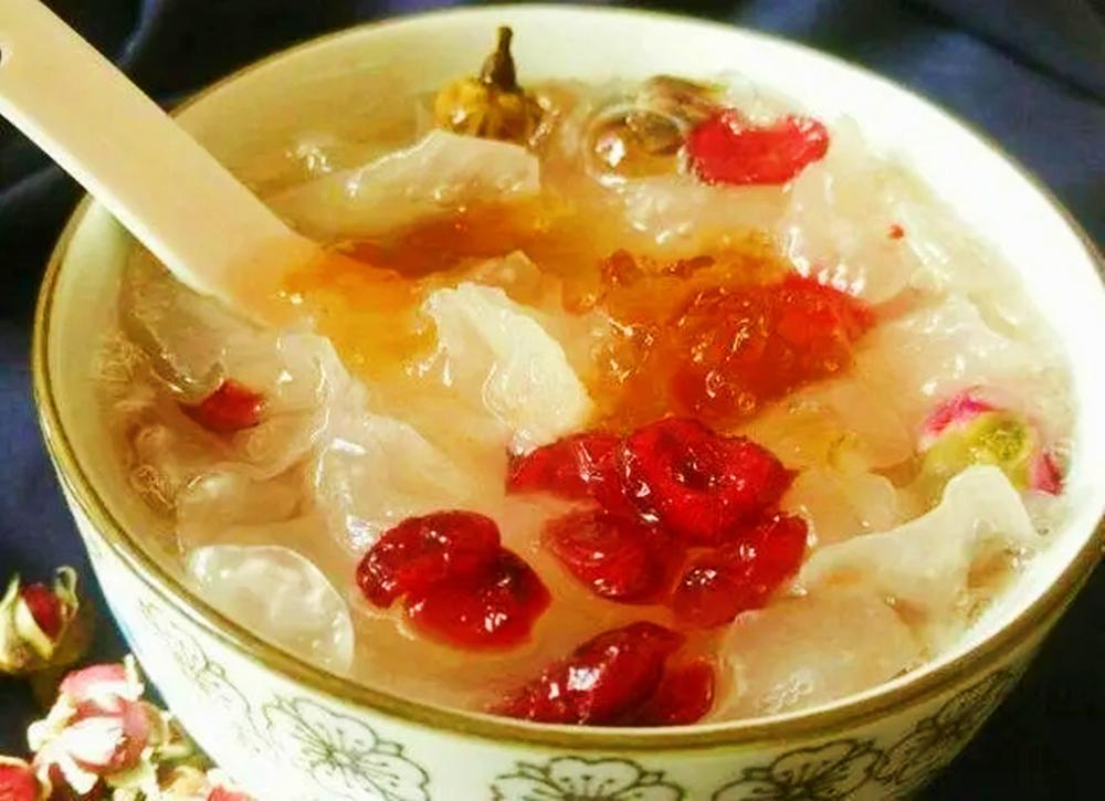 立春后一定多吃银耳羹，教你一招怎么煮银耳又粘又稠，好喝又省时 第3张