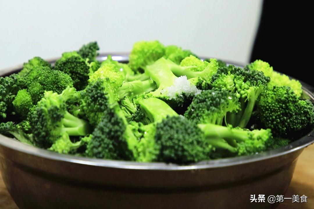炒西兰花、最忌直接下锅炒和焯水！学会1招，西兰花爽脆又入味 第5张