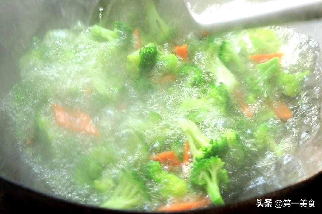 炒西兰花、最忌直接下锅炒和焯水！学会1招，西兰花爽脆又入味 第11张