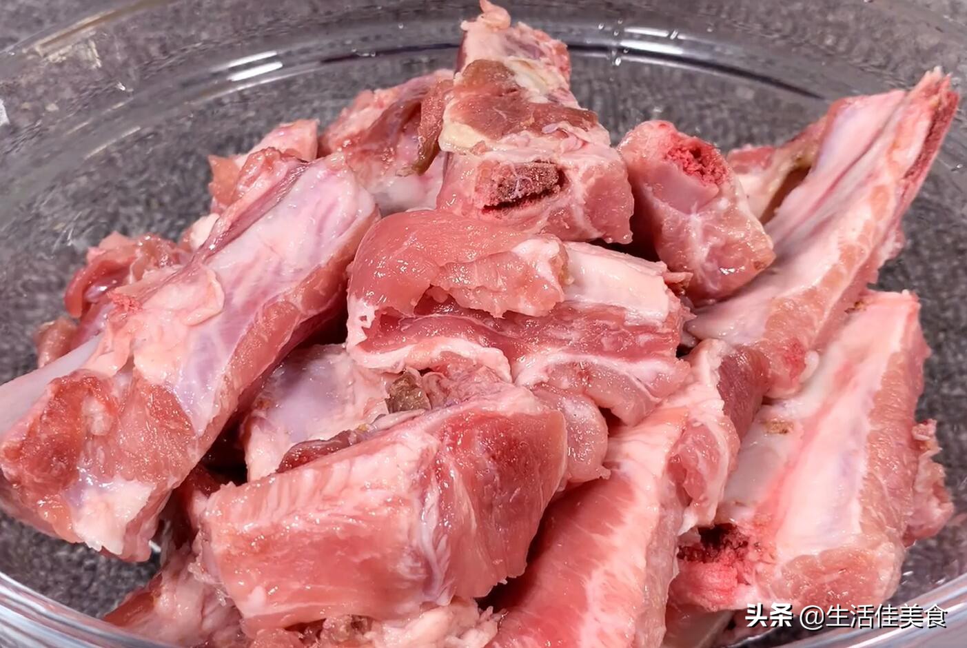炖排骨切记不要直接焯水，大厨教你一招，排骨软烂入味，不腥不柴 第1张