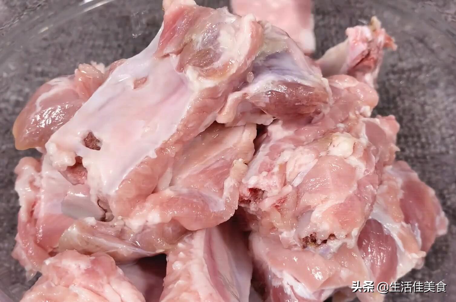 炖排骨切记不要直接焯水，大厨教你一招，排骨软烂入味，不腥不柴 第5张