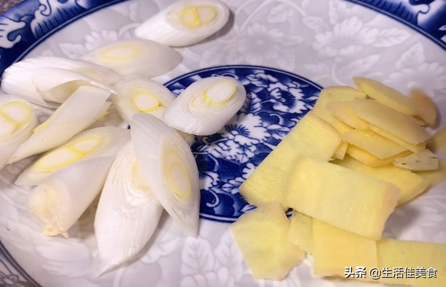 炖排骨切记不要直接焯水，大厨教你一招，排骨软烂入味，不腥不柴 第7张