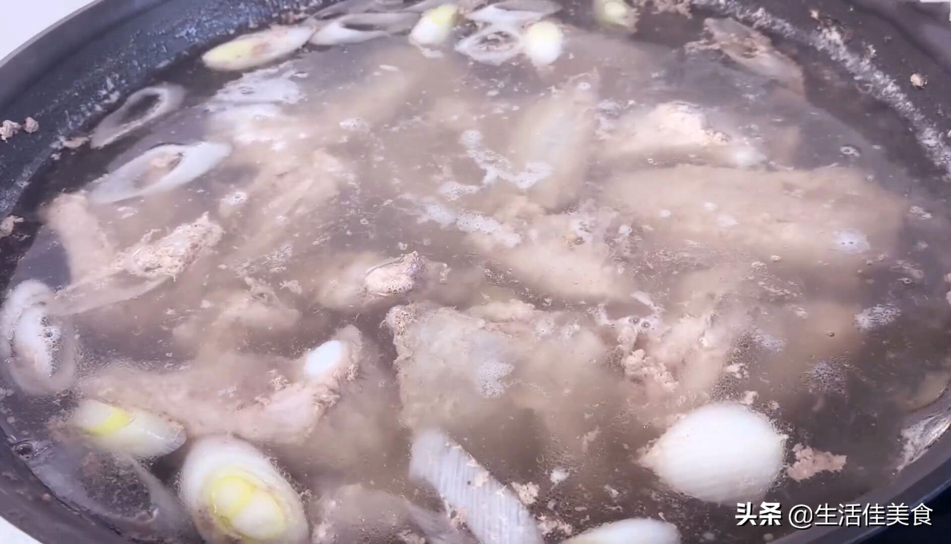 炖排骨切记不要直接焯水，大厨教你一招，排骨软烂入味，不腥不柴 第9张