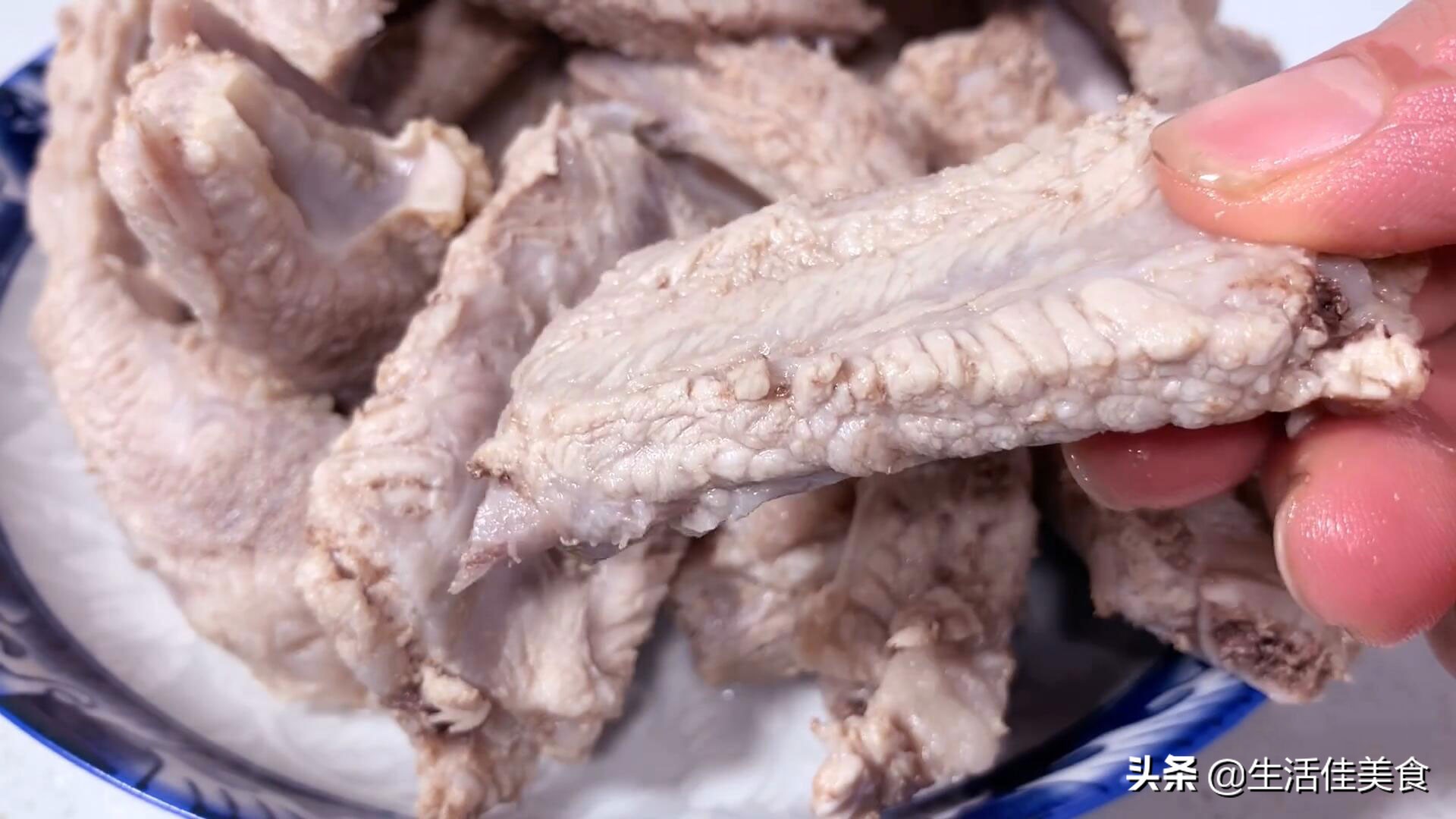 炖排骨切记不要直接焯水，大厨教你一招，排骨软烂入味，不腥不柴 第11张