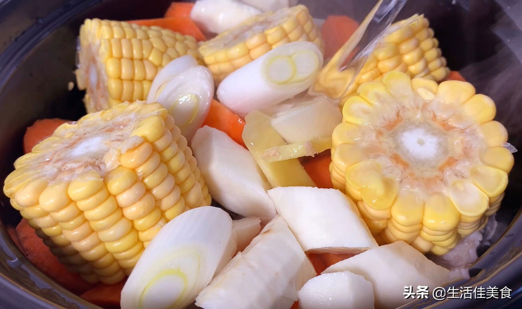 炖排骨切记不要直接焯水，大厨教你一招，排骨软烂入味，不腥不柴 第15张