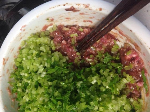 牛肉饺子馅用什么做配菜好?加入3种蔬菜，牛肉馅鲜美爆汁无膻味 第9张