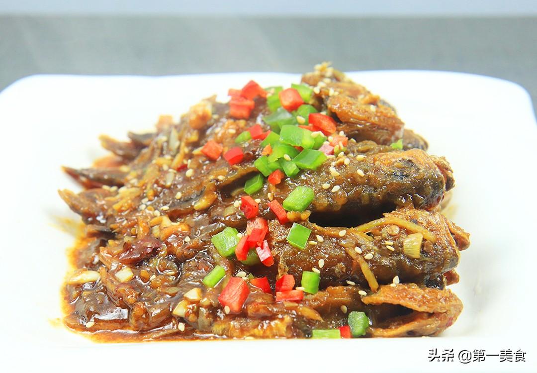 焦烧小黄鱼，先炸再煨更入味，鱼肉香酥味道鲜，连鱼骨都能嚼着吃 第1张