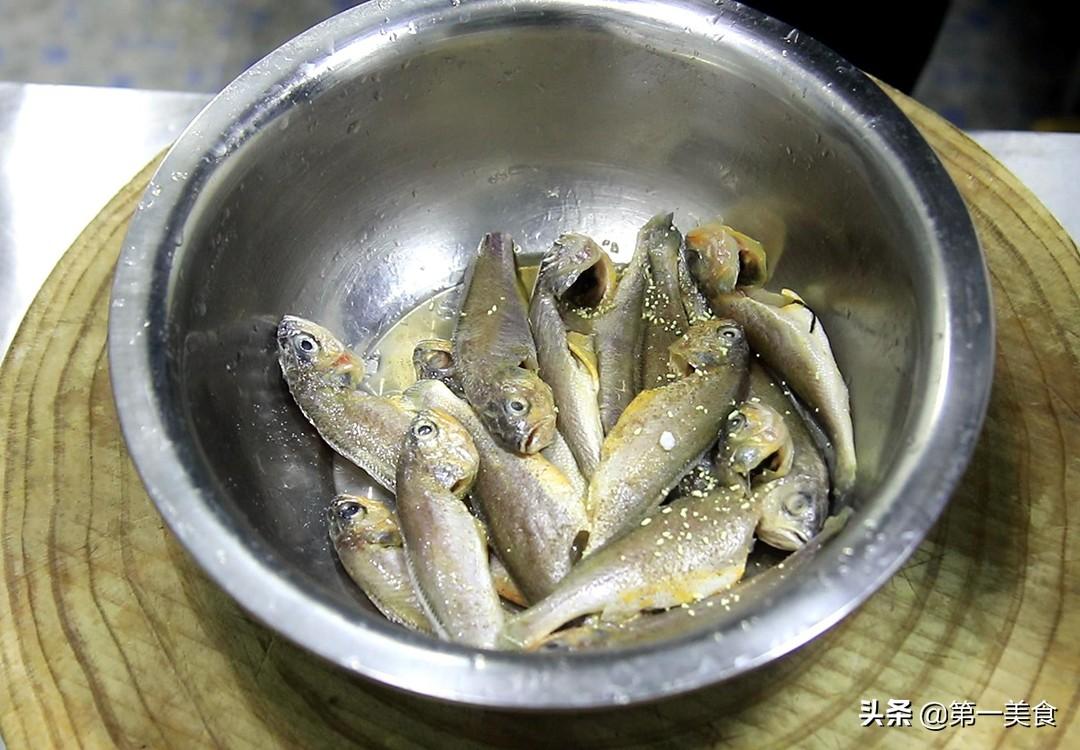 焦烧小黄鱼，先炸再煨更入味，鱼肉香酥味道鲜，连鱼骨都能嚼着吃 第7张
