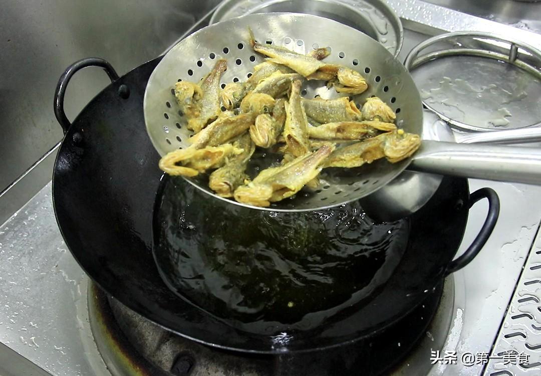 焦烧小黄鱼，先炸再煨更入味，鱼肉香酥味道鲜，连鱼骨都能嚼着吃 第13张