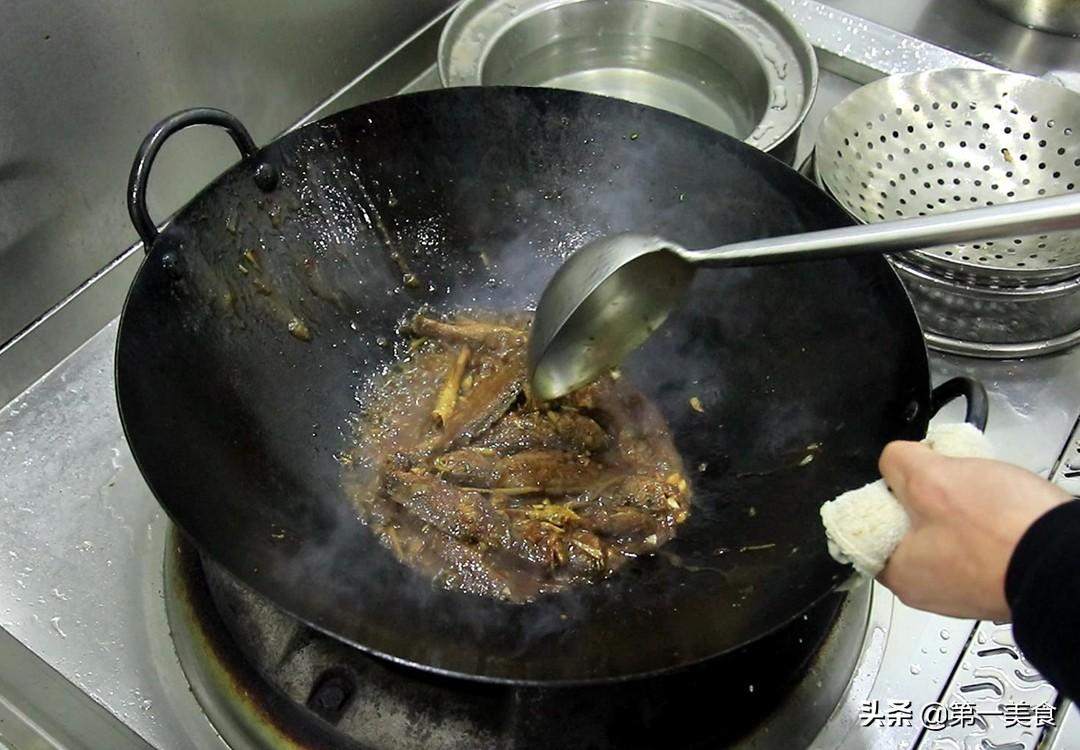 焦烧小黄鱼，先炸再煨更入味，鱼肉香酥味道鲜，连鱼骨都能嚼着吃 第21张