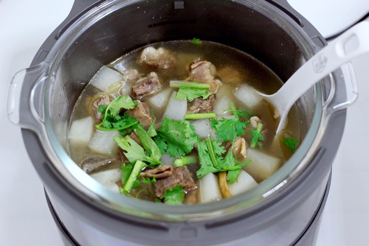 萝卜炖牛腩，牛腩要不要炒一下再下锅，做对这步，汤汁鲜美不油腻 第23张