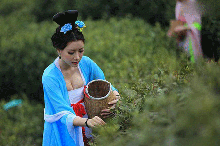 唐代女子袒胸装盛行,现代女性都没有唐代女性敢露 第5张