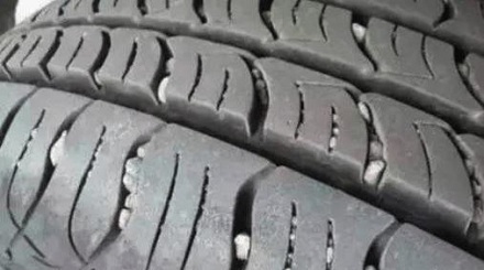 轮胎上的小石子到底该不该抠？ 第1张