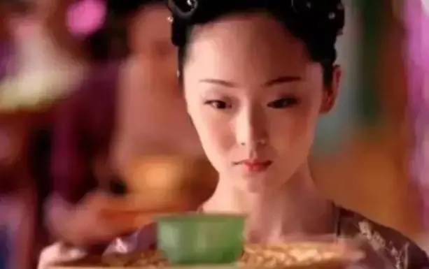 慈禧上厕所时，为啥让宫女口含温水等待 ？ 第1张