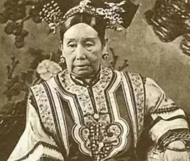 慈禧上厕所时，为啥让宫女口含温水等待 ？ 第7张