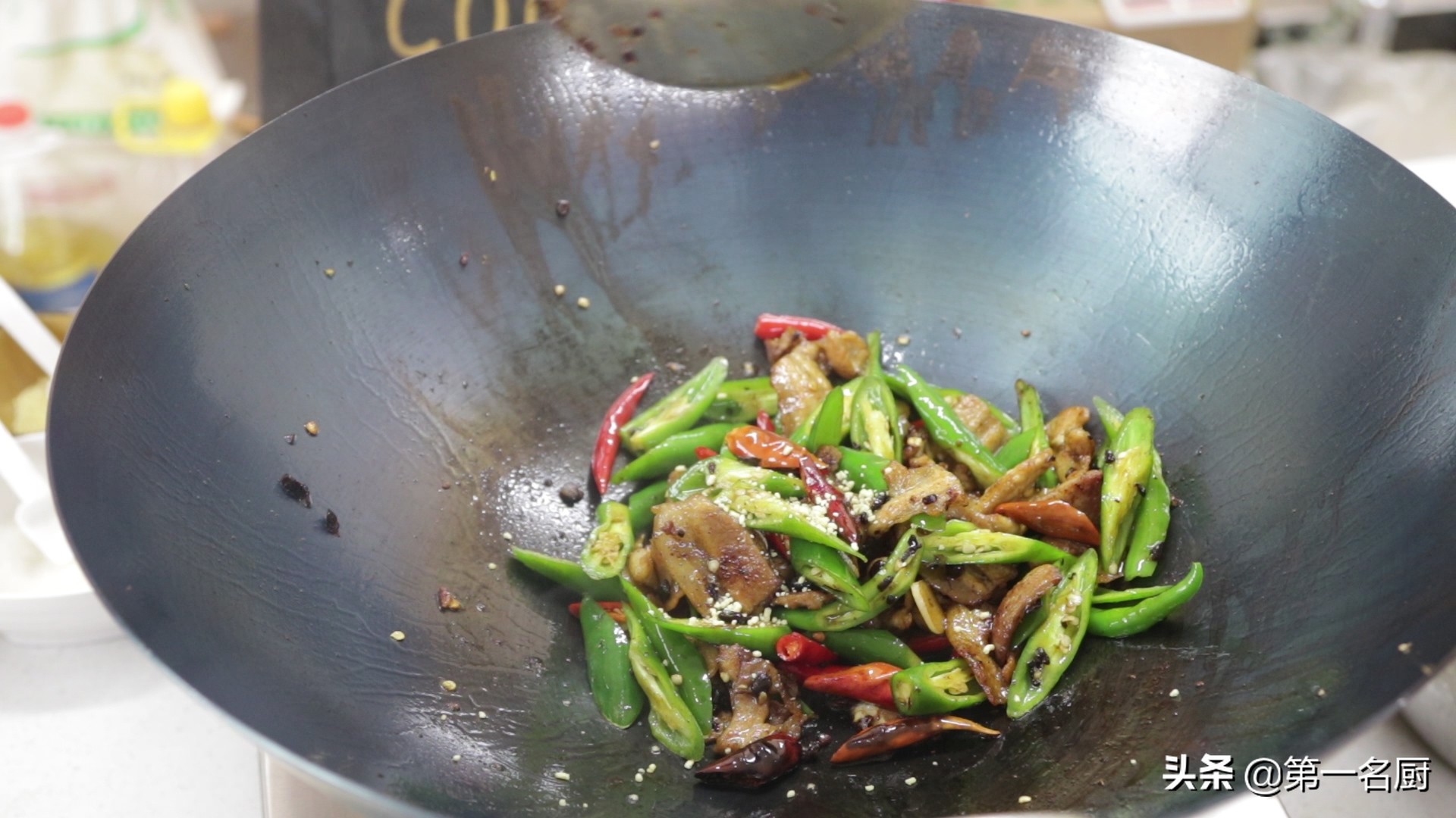 农家小炒肉，很多人不会做，大厨教你正确做法，香辣好吃超级下饭 第17张