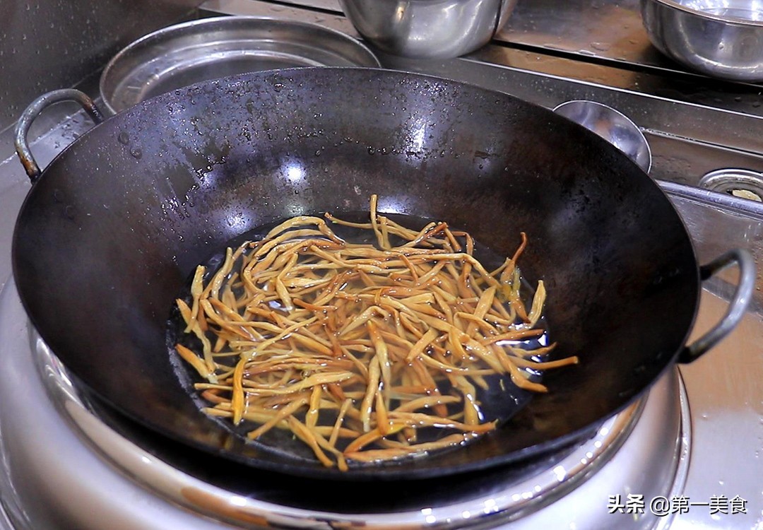 黄花菜不要再做汤了，学会这个凉拌方法，脆嫩爽口，做一盘不够吃 第5张