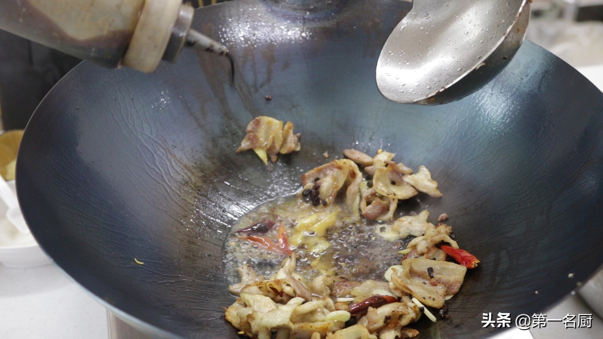 农家小炒肉，很多人不会做，大厨教你正确做法，香辣好吃超级下饭 第13张