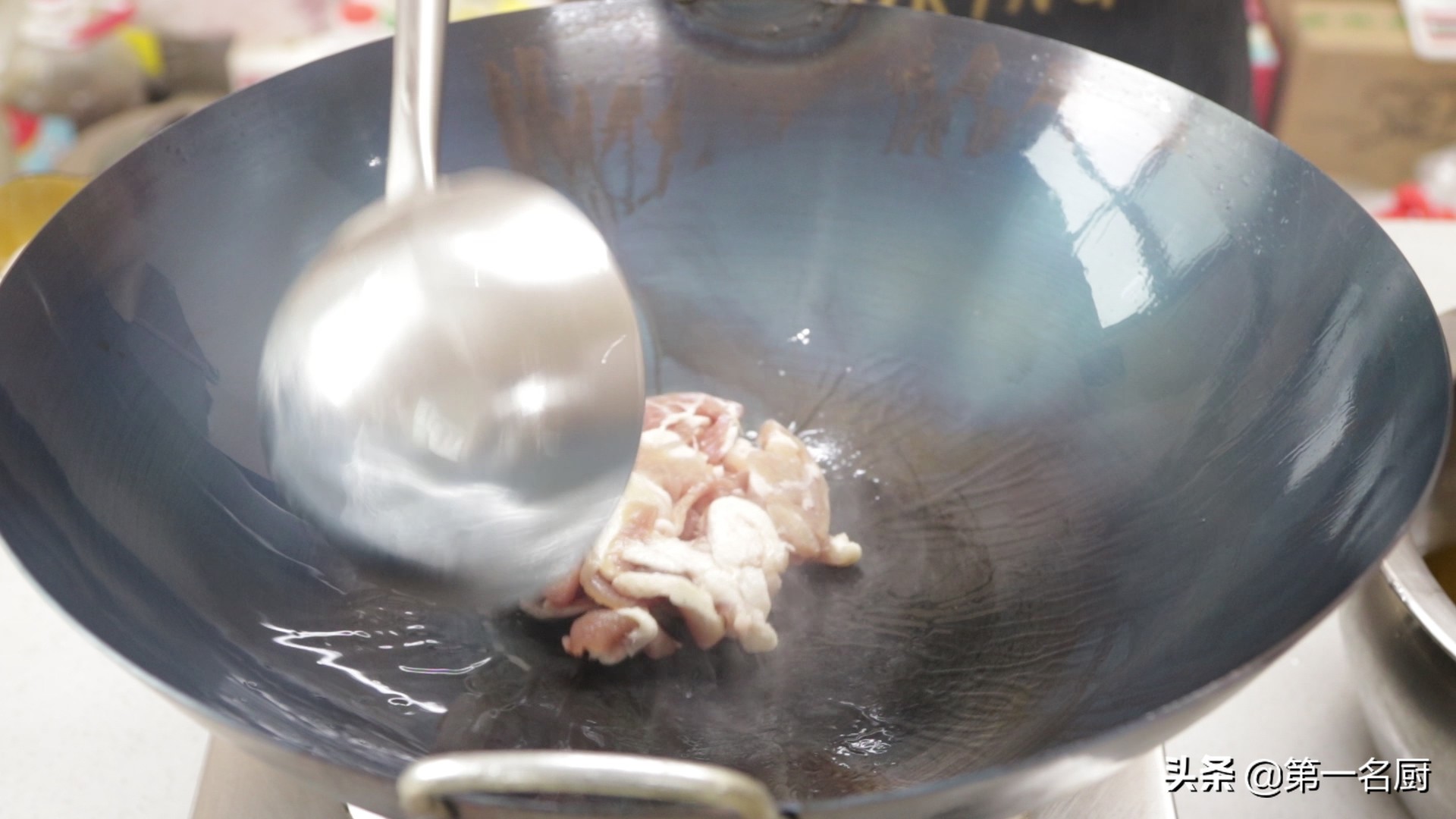 农家小炒肉，很多人不会做，大厨教你正确做法，香辣好吃超级下饭 第9张
