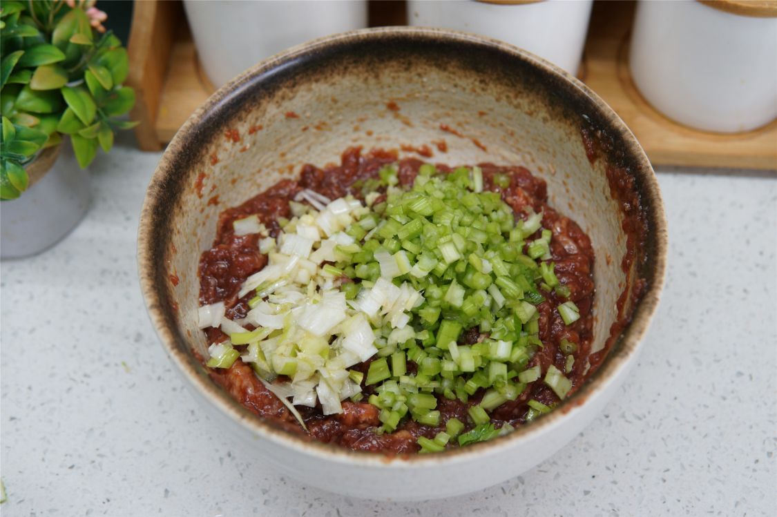 牛肉馅饺子怎么调馅？忌放1样调料，多加1样料水，不腻不膻，贼香 第15张