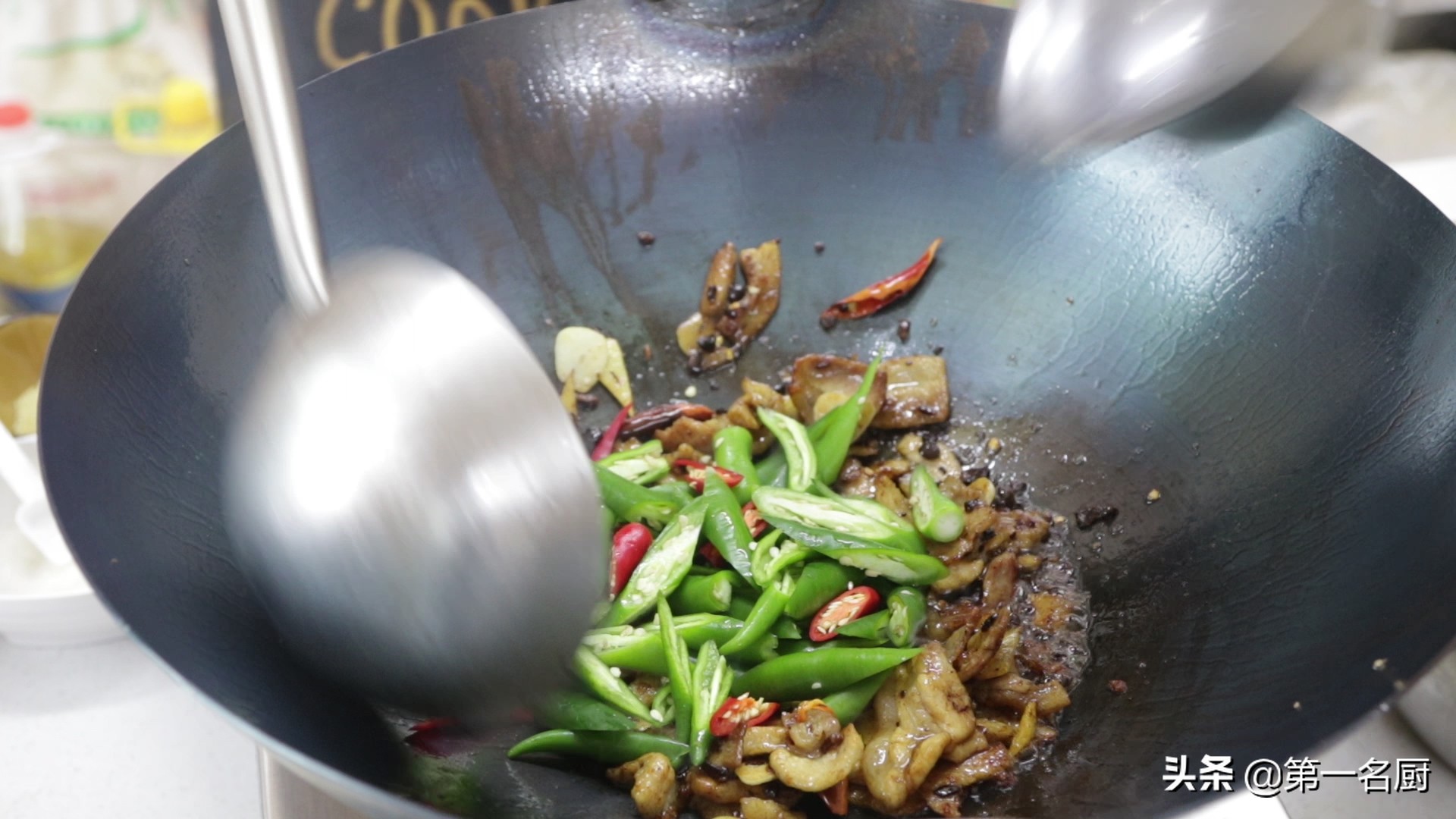 农家小炒肉，很多人不会做，大厨教你正确做法，香辣好吃超级下饭 第15张