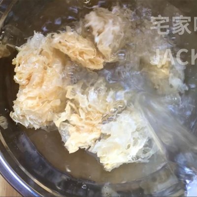 冰糖银耳羹，浓浓的胶质，甜甜蜜蜜，原料和制作过程都超简单 第3张