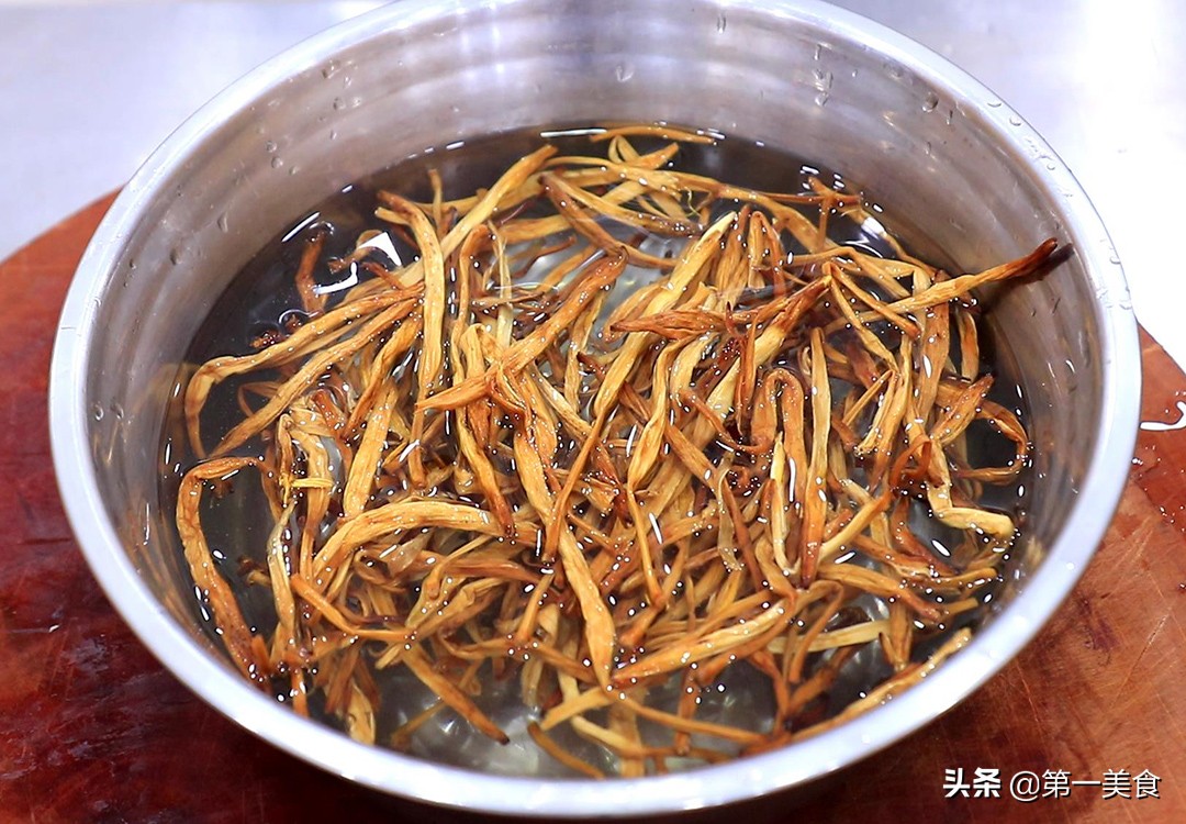 黄花菜不要再做汤了，学会这个凉拌方法，脆嫩爽口，做一盘不够吃 第3张