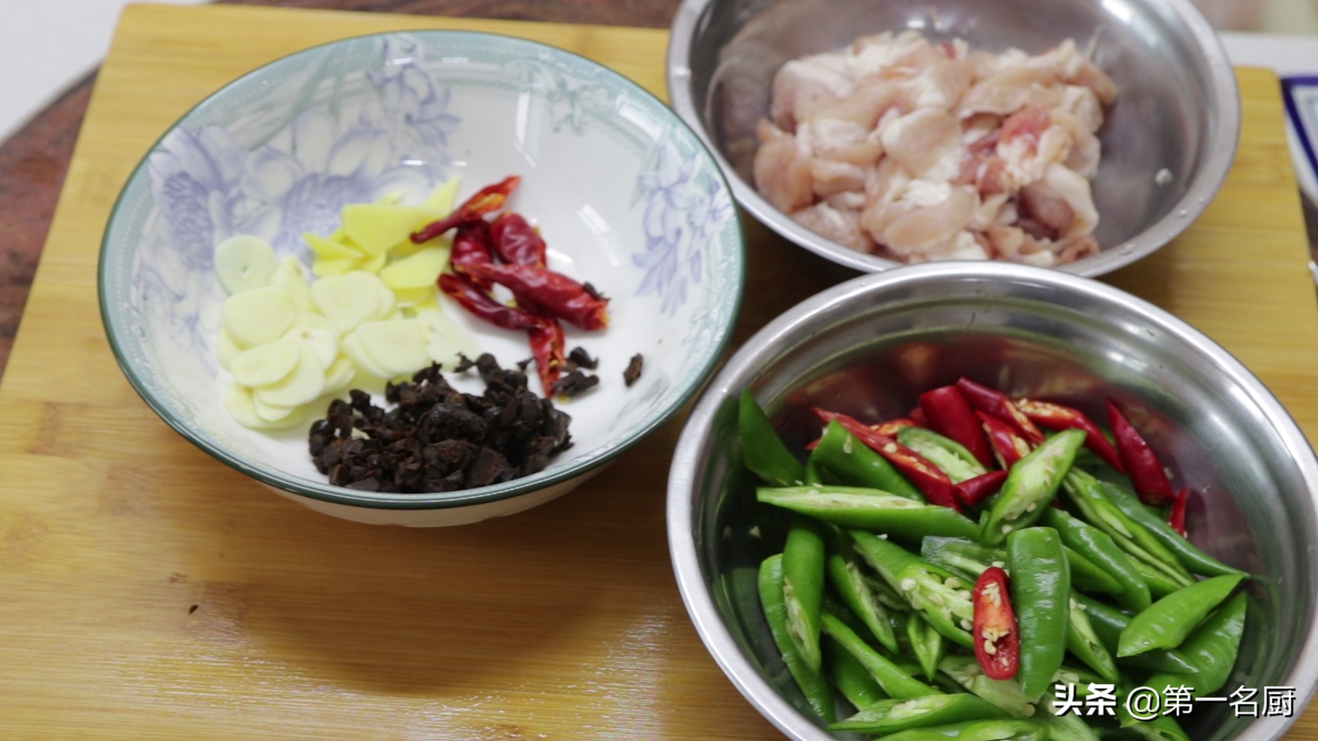 农家小炒肉，很多人不会做，大厨教你正确做法，香辣好吃超级下饭 第7张