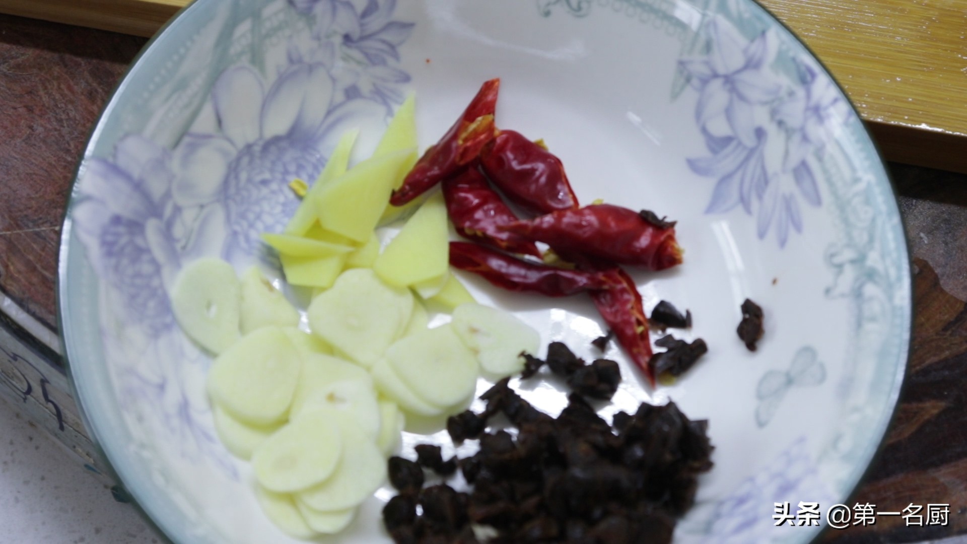 农家小炒肉，很多人不会做，大厨教你正确做法，香辣好吃超级下饭 第5张