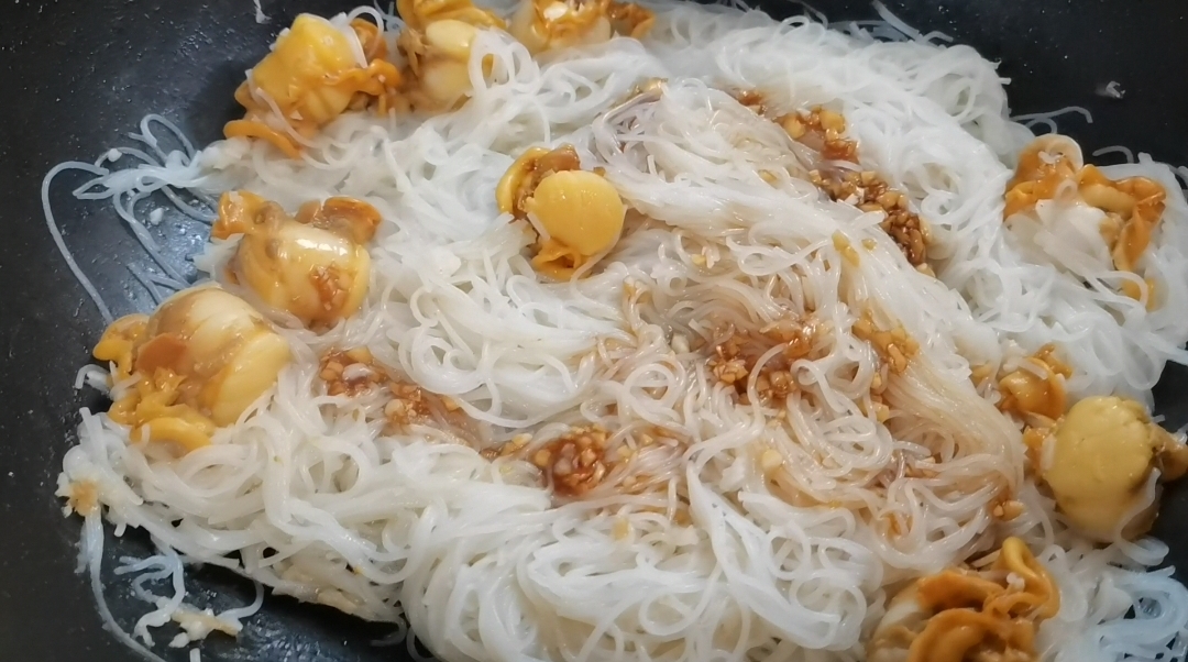 带着浓郁蒜香的蒜蓉粉丝扇贝肉，鲜甜美味，超好吃 第5张