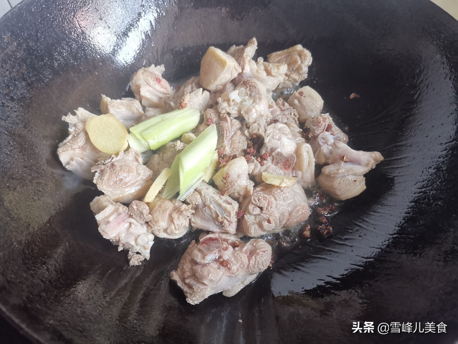 秋冬交替吃牛羊肉不如吃这个，7块钱一斤，炖一锅特解馋，真香啊 第9张