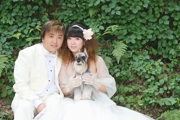 雪纳瑞一家三口照片（男主是靠着自己的夫人秀身材走红） 第3张