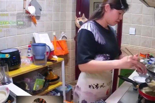 雪纳瑞一家三口照片（男主是靠着自己的夫人秀身材走红） 第11张